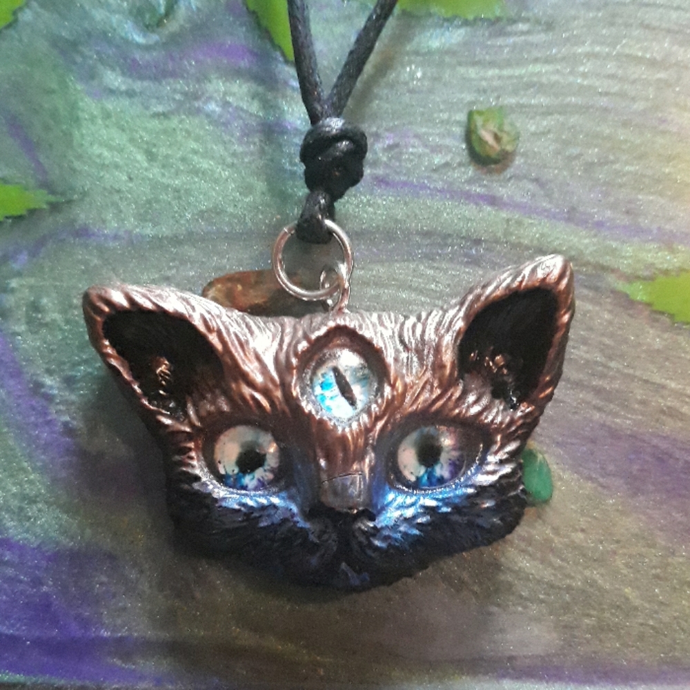 Third eye kitty pendant blue